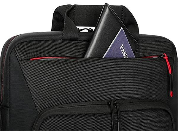 Eine schwarze Reisetasche mit einem Reisepass, der aus der vorderen Tasche hervorragt.