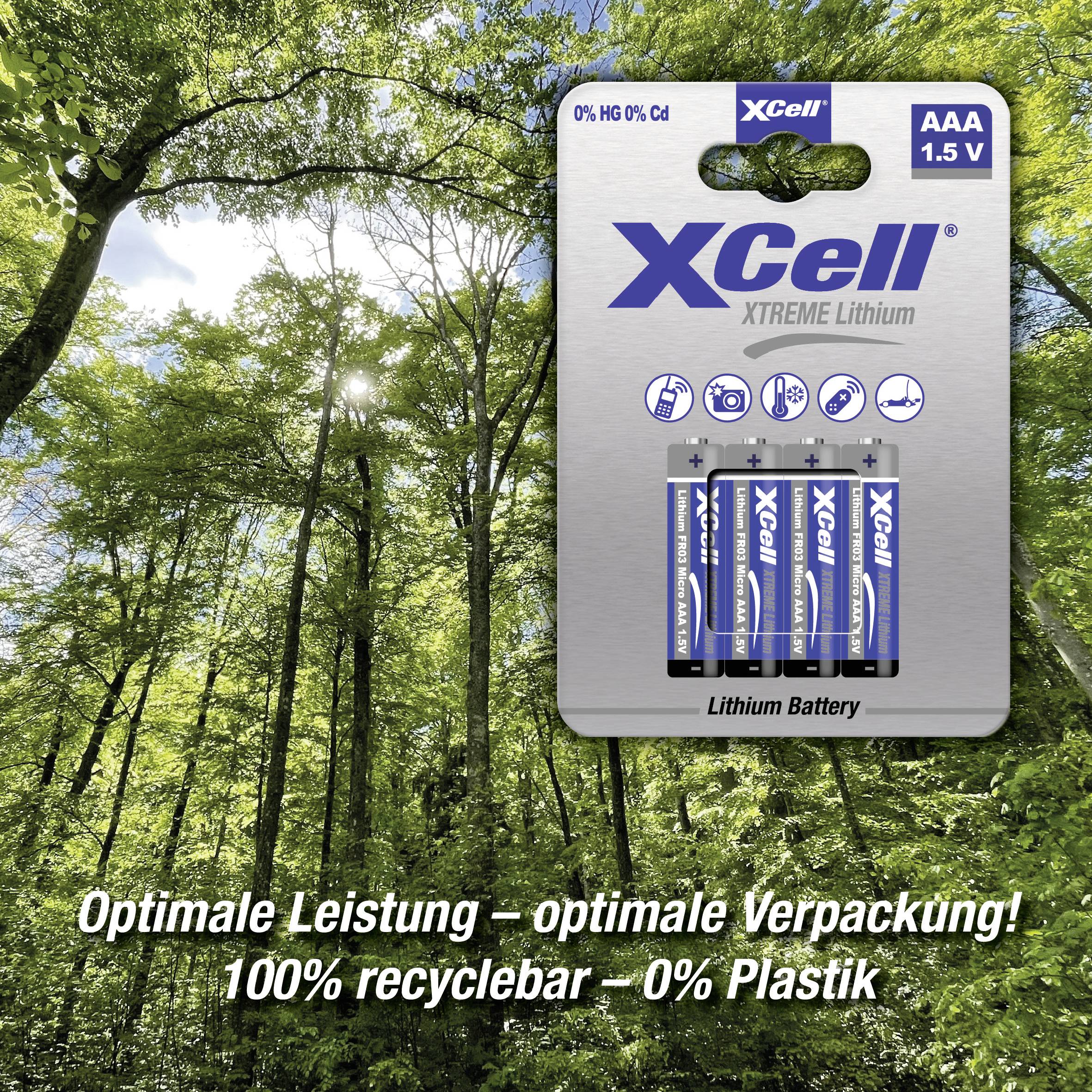 Batterien auf Verpackung mit der Aufschrift 'XCell AAA 1.5V', beworben als '100% recycelbar – 0% Plastik'. Hintergrund: grüne Bäume.