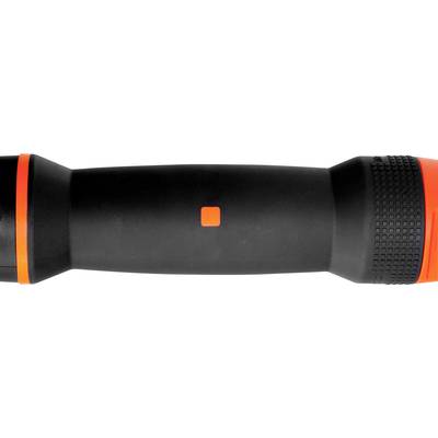 Schwarz-orange Taschenlampe, liegend, mit gummierter Oberfläche für besseren Halt.