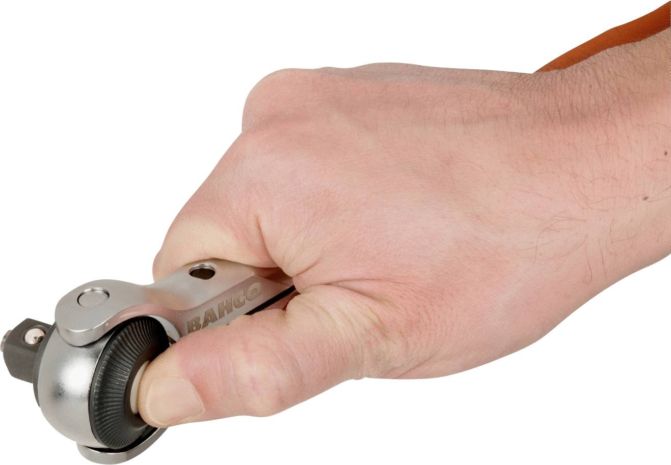 Eine Hand hält einen silbernen Steckschlüssel. Der Fokus liegt auf der Handbewegung beim Greifen des Werkzeugs.