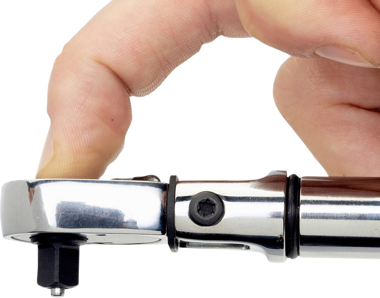 Eine Hand hält eine Ratsche, die bereit ist, verwendet zu werden. Die Nahaufnahme zeigt den Mechanismus und den metallischen Glanz des Werkzeugs.