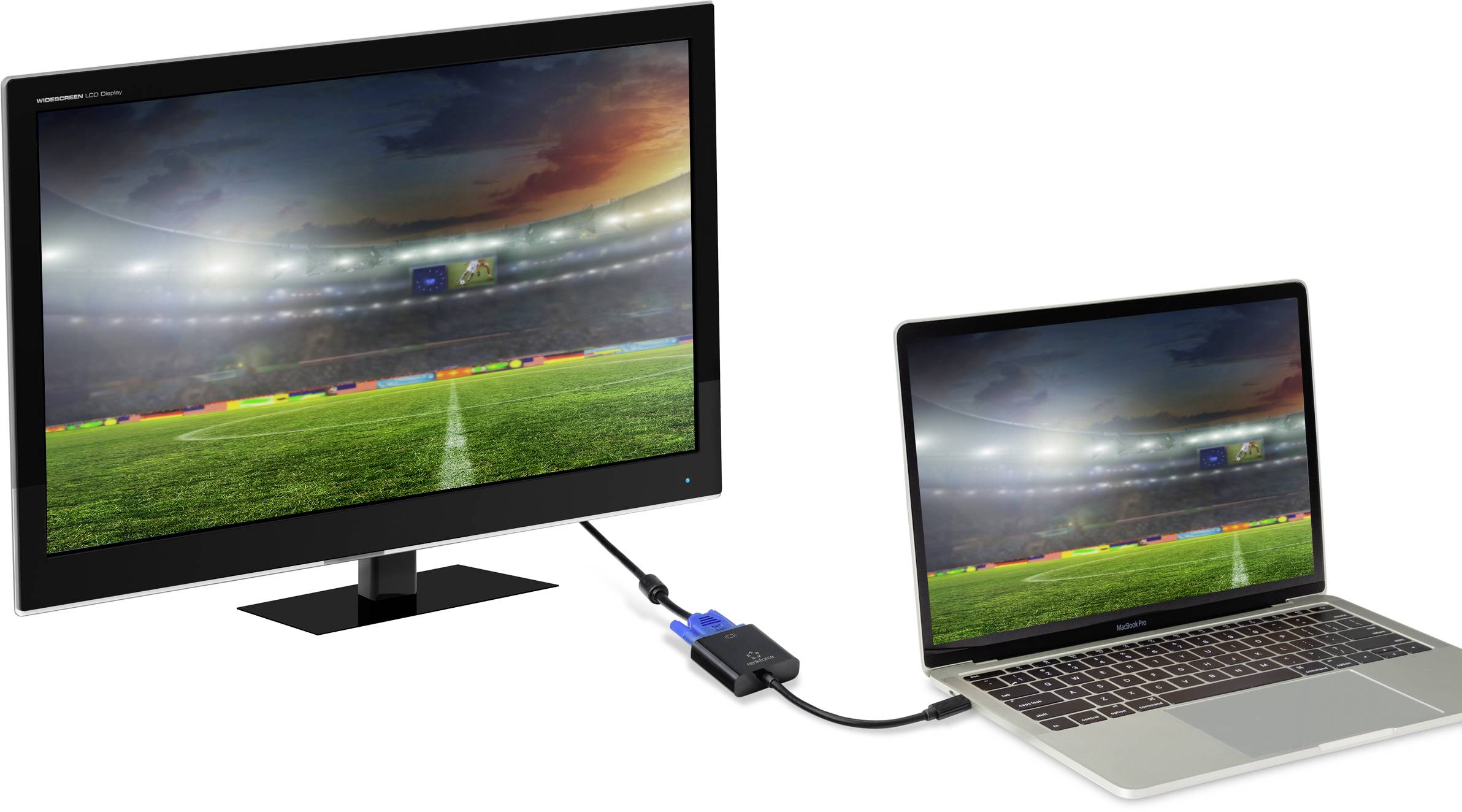 Ein Laptop ist über ein Kabel mit einem großen Monitor verbunden. Beide Bildschirme zeigen ein Stadion mit grünem Fußballfeld.