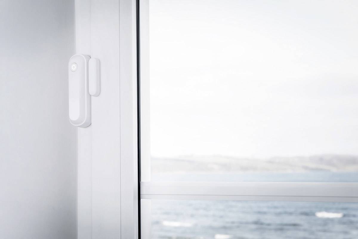 Ein Fenster mit Blick auf das Meer. Ein Sensor ist an der Fensterseite installiert, der möglicherweise zur Sicherheitsüberwachung dient.