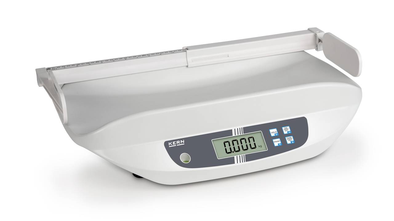 Babywaage mit digitalem Display zeigt '0.000'. Integriertes Maßband oben, weißes Gehäuse.