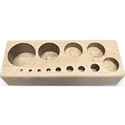 Holzblock mit neun eingelassenen Löchern, die in Größe zunehmen.