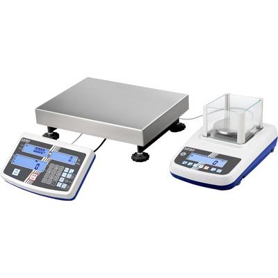 Digitales Wiegensystem mit einer flachen Plattform, die auf der linken Seite mit einer Bankwaage und auf der rechten Seite mit einer kompakten Präzisionswaage verbunden ist, wobei beide Null anzeigen.