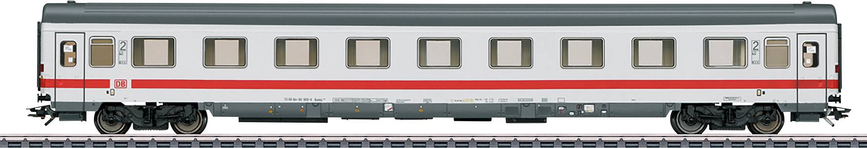 Ein grauer und roter Eisenbahnwaggon steht auf Gleisen, Seitenansicht. Der Waggon hat mehrere gleichmäßig verteilte Fenster.