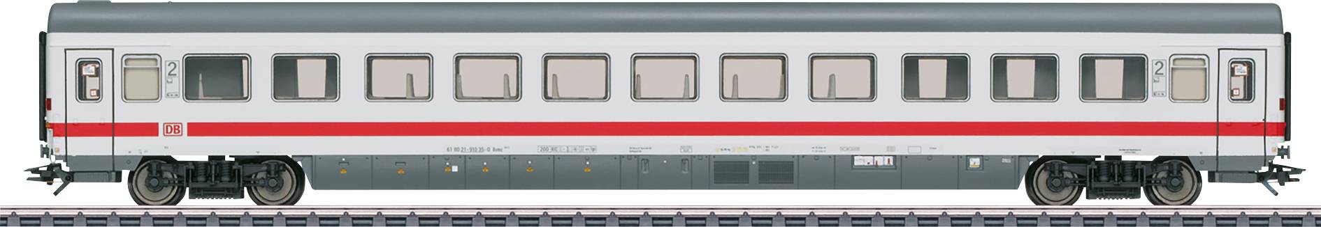 Ein ICE-Waggon mit grauer und weißer Lackierung sowie einem roten Streifen. Der Waggon steht auf einem Gleis.