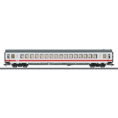 Ein weiß-roter Eisenbahnwagen der Deutschen Bahn auf Schienen, mit durchgehender Fensterreihe und DB-Logo, seitlich betrachtet.