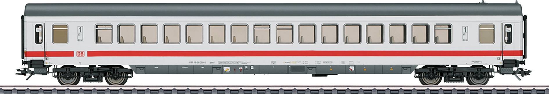 Ein silberner Personenwagen der Bahn mit roten Streifen steht auf den Gleisen, zeigt eine Seitenansicht mit geschlossenen Fenstern.