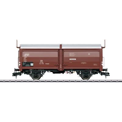 Ein brauner Güterwagen der Deutschen Bahn steht auf einem Gleis. Der Wagen ist geschlossen und hat technische Beschriftungen an der Seite.