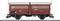 Ein brauner Güterwagen der Deutschen Bahn steht auf Gleisen. Der Wagen hat seitliche Beschriftungen und ist für den Transport von Waren vorgesehen.