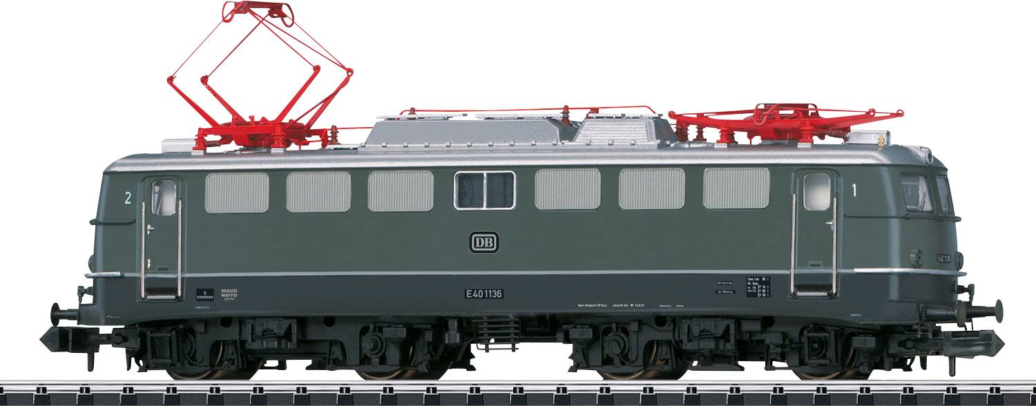Eine grüne elektrische Lokomotive mit roten Stromabnehmern steht auf einem Gleis. Sie trägt das Logo eines bekannten Bahnunternehmens.