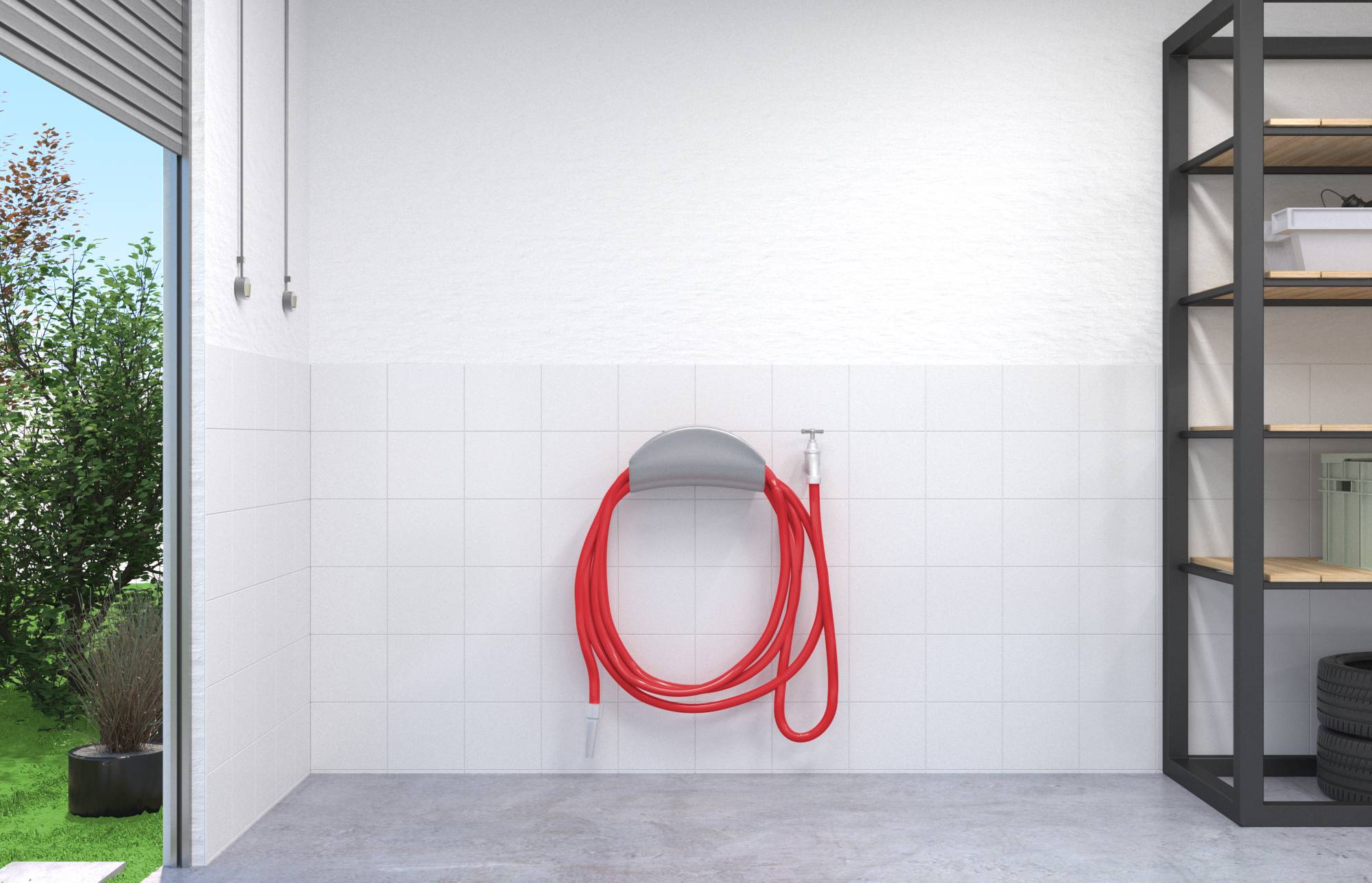 'Aufgerollter roter Schlauch an einer weißen gekachelten Wand in einer Garage mit offener Tür, grauem Regal und grünen Pflanzen, die draußen sichtbar sind.'