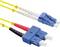Zwei Glasfaserkabel mit blauem und rotem Stecker. Die Kabel sind gelb und weiß, mit Zahlen zur Unterscheidung markiert.