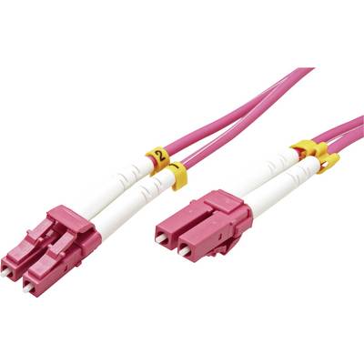 Zwei pinkfarbene Glasfaserkabel mit weißen Steckern und gelben Nummerierungsetiketten, verwendet für schnelle Datenübertragung.