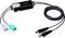'2-Port USB-Kabel-KVM-Switch' mit lila und grünem USB-Anschluss auf der linken Seite und zwei schwarzen USB-Steckern auf der rechten Seite.