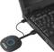 Ein schwarzer Laptop mit angeschlossenem Seagate Wireless Plus Festplatte über ein Kabel.