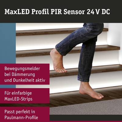 'MaxLED Profil PIR Sensor 24 V DC' Text oben. Fuß steigt Treppe hinauf. Beschriftung links: 'Bewegungsmelder...aktiv', 'Für LED-Einfarbige', 'Passt perfekt in Paulmann-Profil'.