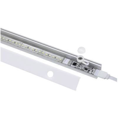 LED-Lichtleiste mit integriertem Bewegungssensor und abgenommenem Diffusor. Sichtbare LEDs und elektrische Komponenten.