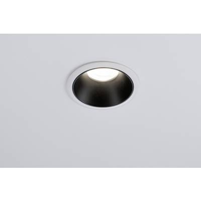 Eine runde, in die Decke eingelassene Deckenlampe, die Licht ausstrahlt. Sie ist von einem silbernen Rahmen umgeben.