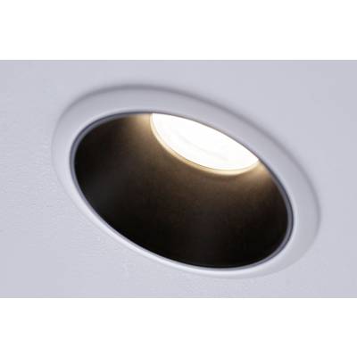 Einbau-Deckenleuchte mit weißem Rahmen, leuchtet warmes Licht in einem modernen Raum, minimalistisch gestaltet.