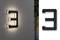 Die Abbildung zeigt eine leuchtende Hausnummer '3' an einer Wand. Links strahlt die Ziffer auf einer hellen Oberfläche, rechts ist sie nicht beleuchtet.