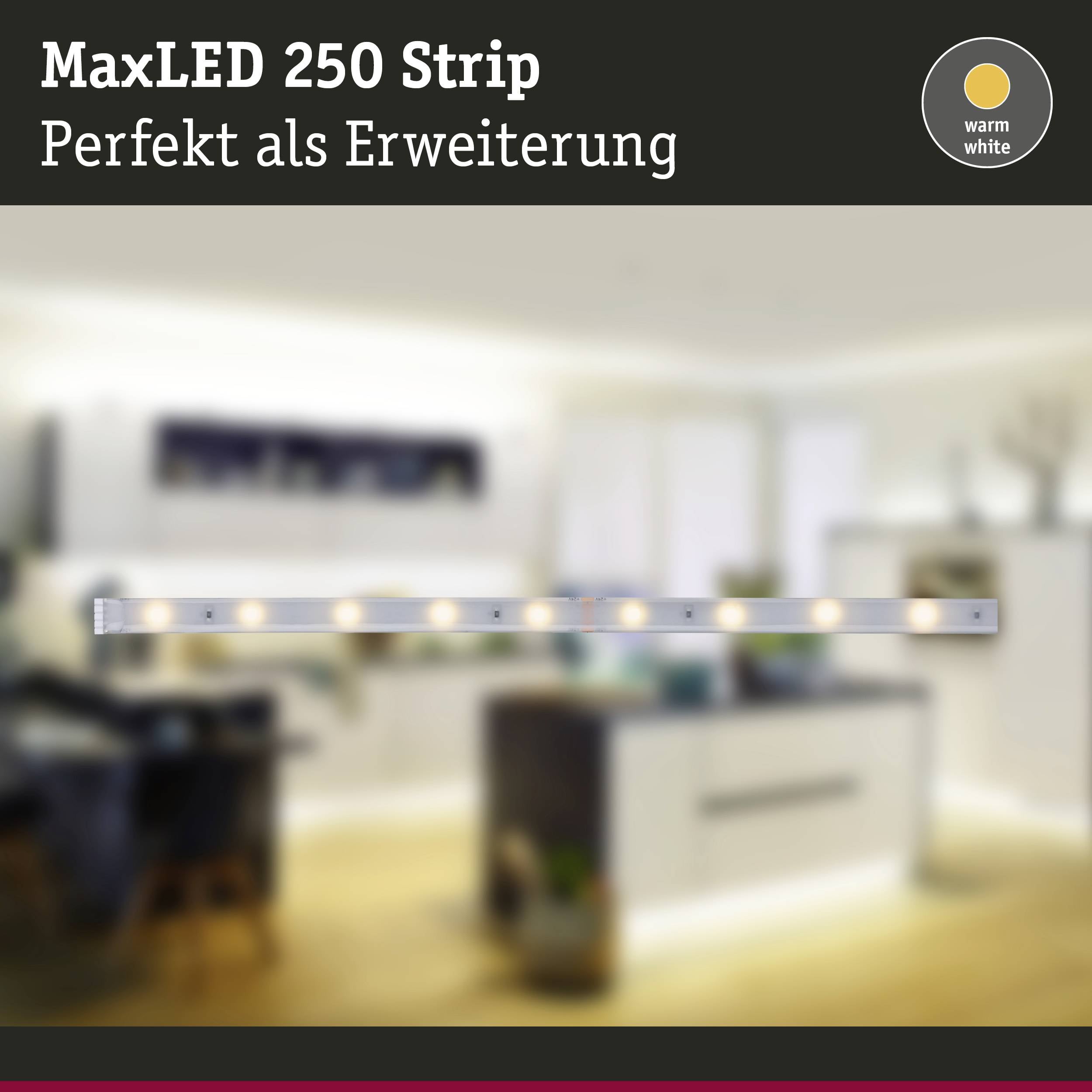 Beleuchtetes Wohnzimmer mit warmweißen MaxLED 250 Streifen an der Decke. Text: 'Perfekt als Erweiterung'.