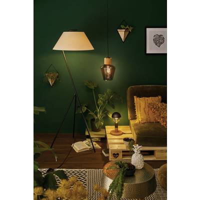 Gemütliches Wohnzimmer mit Stehlampe, Hängelampe und Topfpflanzen. Ein Sofa mit gelben Kissen und Beistelltisch mit Ananasdeko.