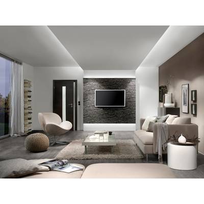Modern eingerichtetes Wohnzimmer mit hellen Möbeln, einem Flachbildfernseher an einer Steinwand und großen Fenstern auf der linken Seite.