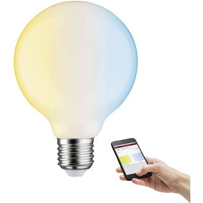 Eine Hand hält ein Smartphone, das eine App zur Steuerung einer energieeffizienten Glühbirne anzeigt, die links dargestellt ist.