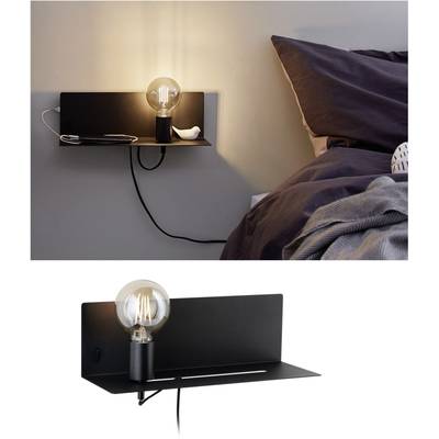 Ein Nachttisch aus Metall mit integrierter Lampe und USB-Anschluss, steht neben einem Bett mit grauer Bettwäsche.
