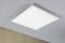 Quadratische LED-Deckenleuchte, gleichmäßig beleuchtet, montiert an einer weißen Decke über einem beigen, strukturierten Hintergrund.