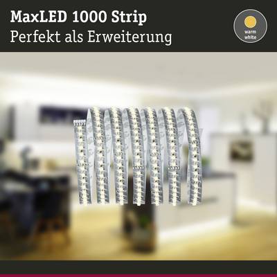Ein LED-Streifen 'MaxLED 1000 Strip' wird in einer unscharfen Wohnumgebung gezeigt; beworben als ideale Erweiterung in warmweiß.