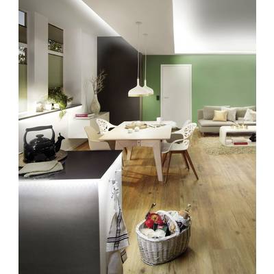 Offene Küche und Wohnzimmer mit Holzboden. Helle Wände, Esstisch mit Stühlen, Sofa, Lampen und Dekoratives. Korb mit Einkäufen auf dem Boden.