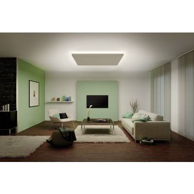 Modernes Wohnzimmer mit grün-weißer Wandgestaltung, einem Sofa, Couchtisch, Sessel, Teppichen, Regal und Flachbildfernseher.
