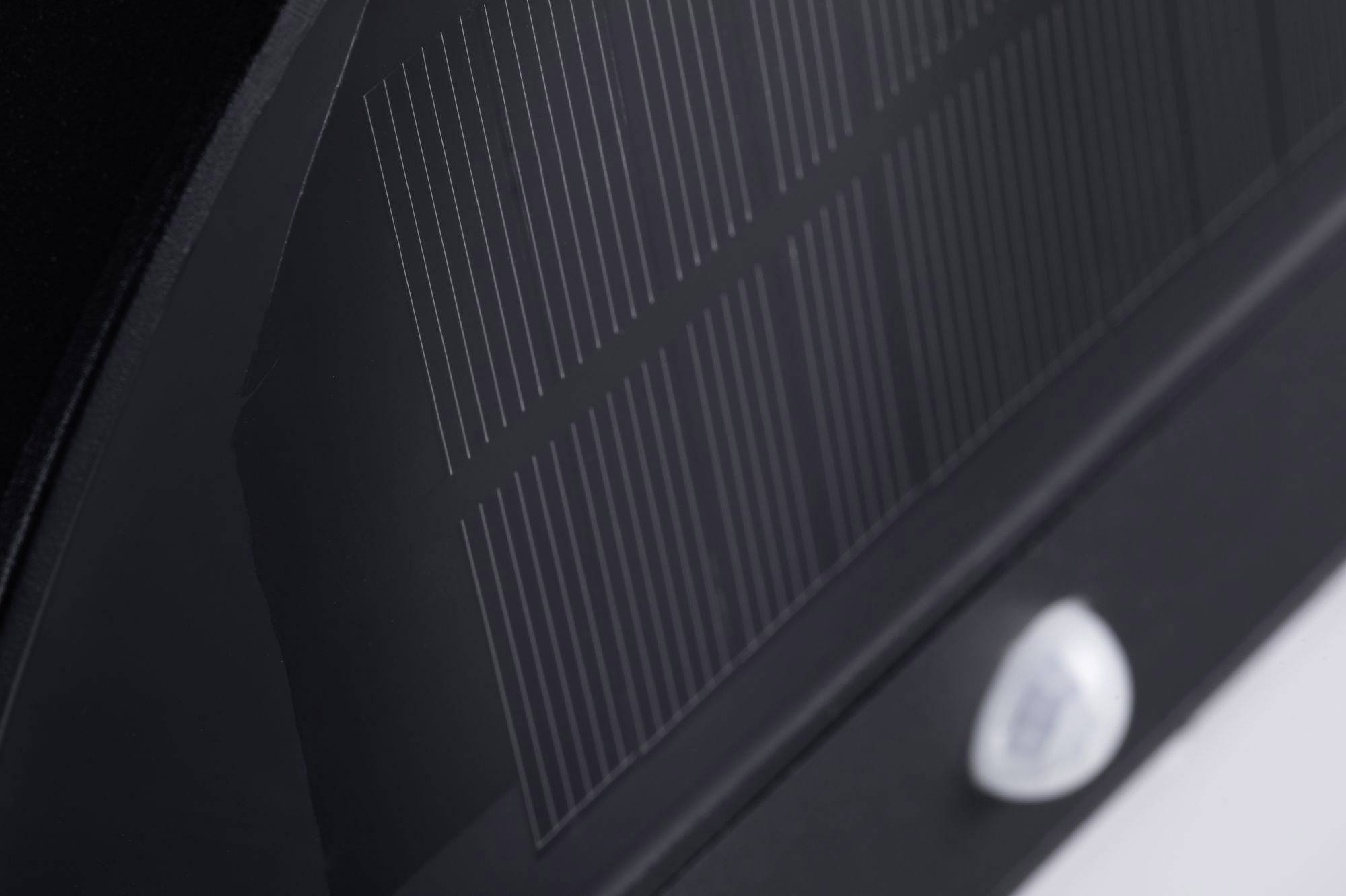 Nahaufnahme einer Solarmodulplatte mit sichtbaren Zellen und Linien.