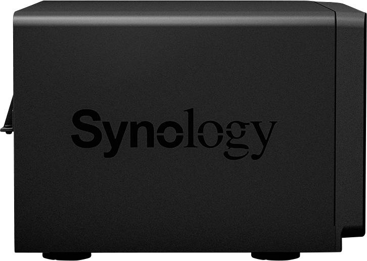 Ein schwarzes Synology NAS-Gehäuse mit dem Synology-Logo auf der Seite.