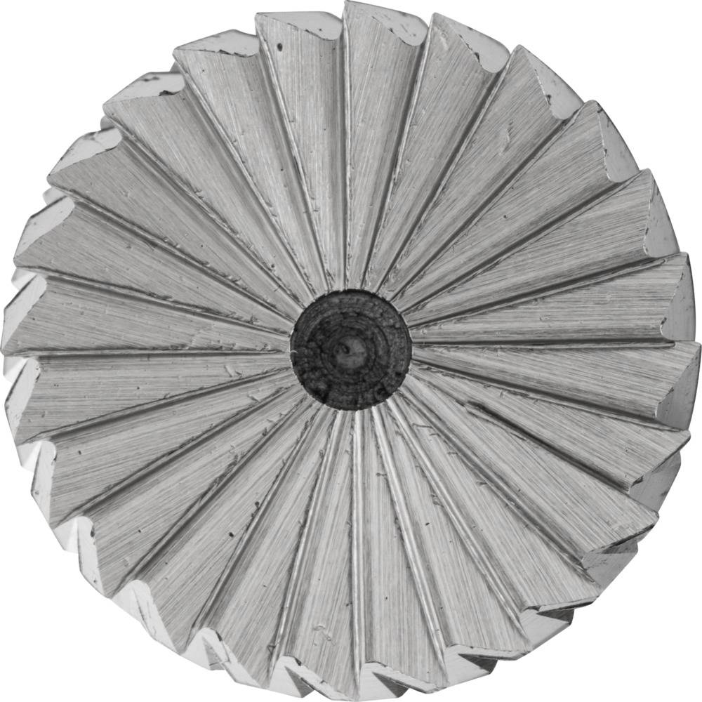 Ein radial gefaltetes Papierobjekt mit einem dunklen Zentrum ähnelt stilisiert einer Blume oder einem Rad mit Speichen.