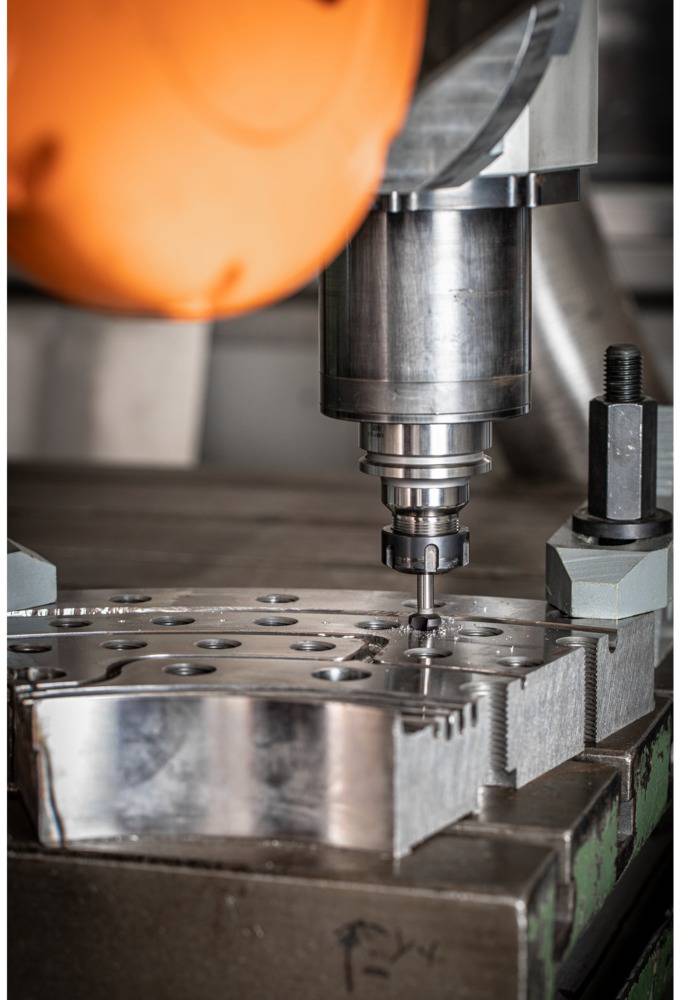 Eine CNC-Maschine bearbeitet präzisionsgenau ein Metallteil.