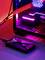 Ein externer Speicher in modernem Design liegt neben einem leuchtenden PC-Gehäuse mit roten und violetten Lichteffekten.
