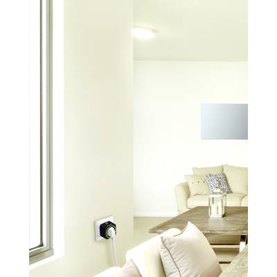 Modernes Wohnzimmer mit beigem Sofa, Holztisch und Steckdose an der Wand; minimalistische Dekoration und helle Beleuchtung.