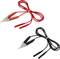 Zwei Kabel, eines rot und eines schwarz, jeweils mit Krokodilklemmen an einem Ende. Sie sind mit Gummibändern umwickelt.