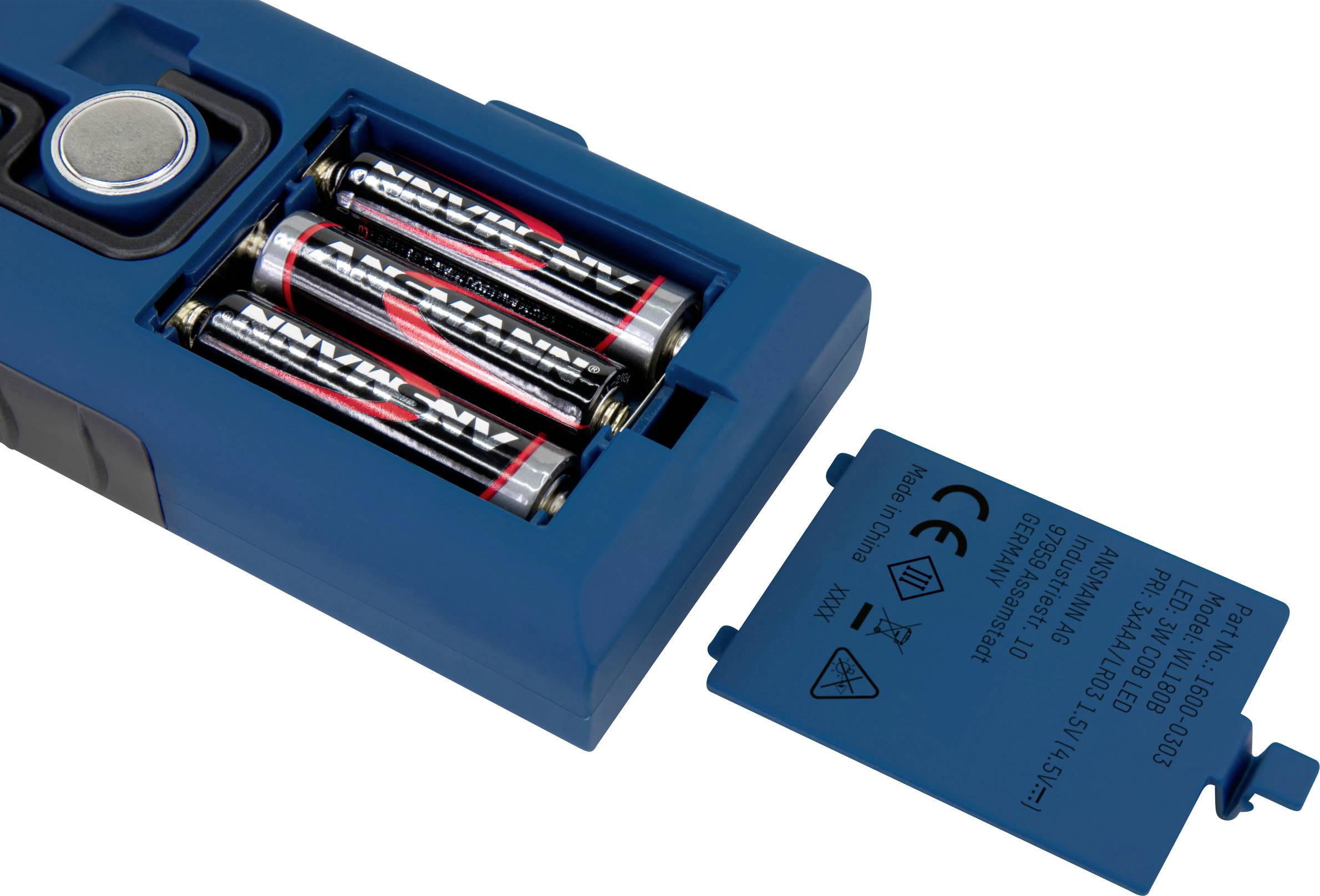 Ein Batteriefach einer blauen Fernbedienung mit vier AA-Batterien, eingelegt, und einem entfernten Deckel daneben.