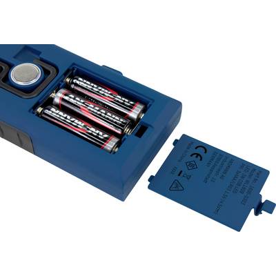 Ein Batteriefach einer blauen Fernbedienung mit vier AA-Batterien, eingelegt, und einem entfernten Deckel daneben.