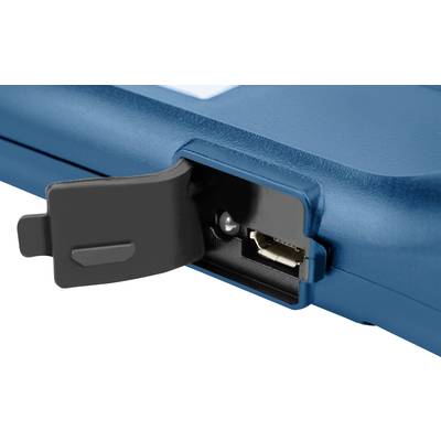 Nahaufnahme eines blauen elektronischen Geräts mit offenem USB-Anschluss und schwarzer Abdeckkappe.