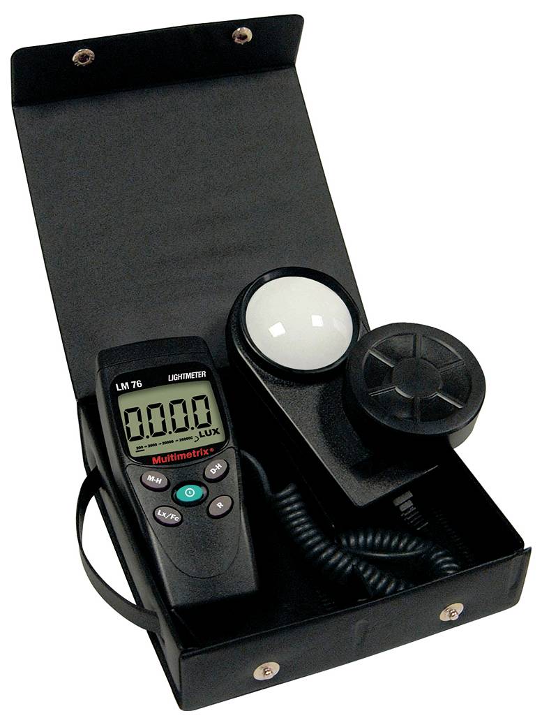 Ein geöffneter schwarzer Koffer enthält ein digitales Luxmeter zur Messung der Lichtintensität. Das Display zeigt '0.00' Lux.