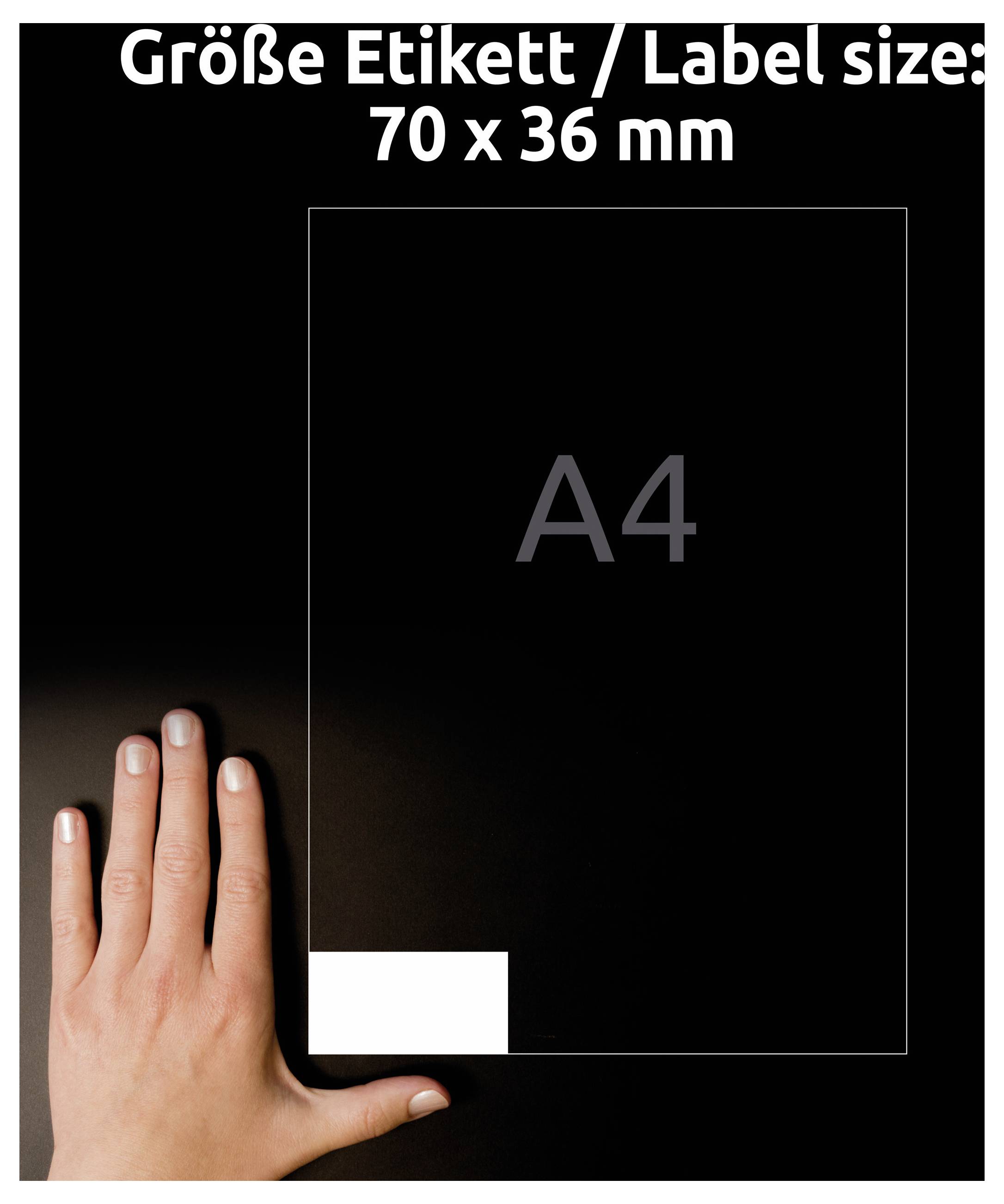 A4-Blatt mit markiertem Etikettbereich '70 x 36 mm'; Hand zeigt die kleine Etikettgröße im Vergleich zum Blatt.