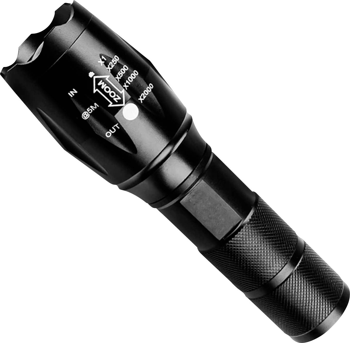 Schwarze Taschenlampe in diagonaler Position, fokussierbar, mit Aufschriften zur Lichtintensität und Entfernung, geeignet für Outdoor-Aktivitäten.