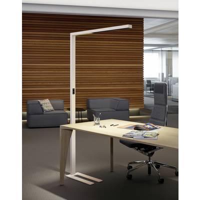 Ein modernes Büro mit einem Schreibtisch aus Holz und einer Stehleuchte. Ein gepolsterter Stuhl und ein Sofa stehen im Hintergrund.